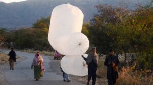 Uçan balon değil: Tarladan eve poşetle doğal gaz götürüyorlar...